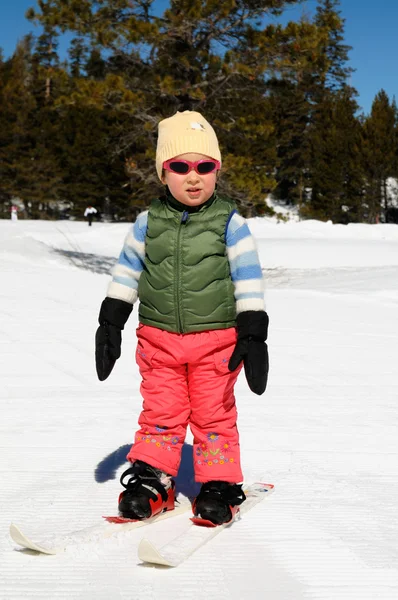 크로스 컨트리 스키를 배우는 아이 스톡 사진