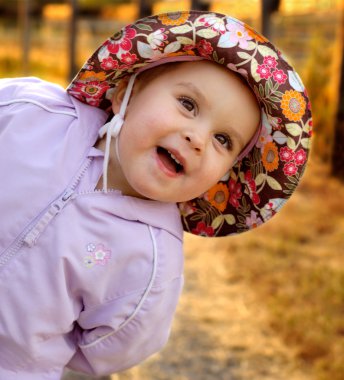 Bebek kız goofing etrafında