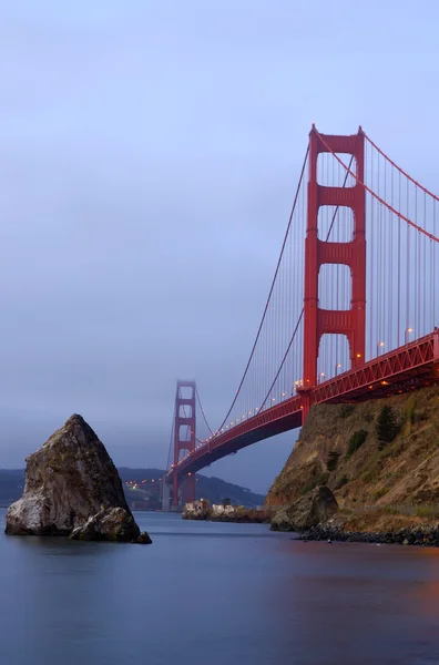 Мост Золотые Ворота в предрассветном тумане — стоковое фото