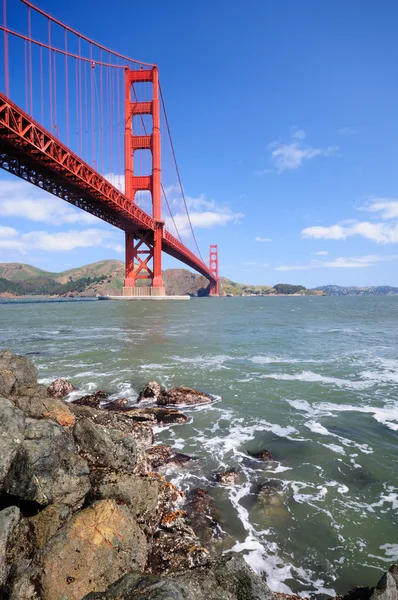 Puente de rejilla dorada en primavera — Foto de Stock