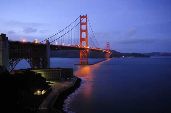 Glowing Golden Gate Bridge and Fort Point — Stock Photo, Image