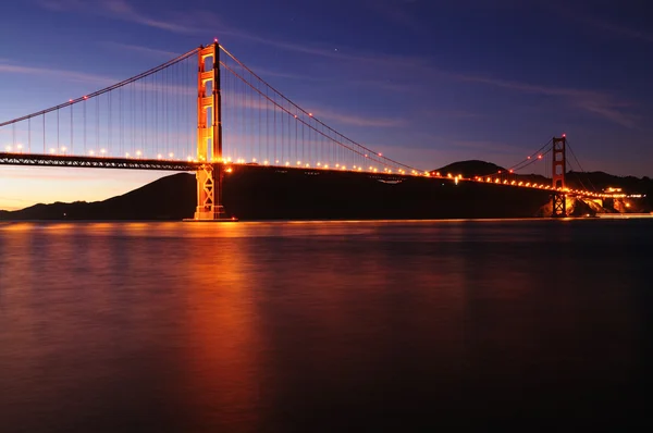 Golden Gate Bridge shot from pier at dusk — Stock Photo, Image