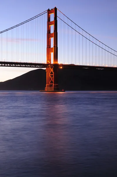 Gün batımında parlayan golden gate Köprüsü Kulesi — Stok fotoğraf