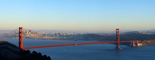 Puente Golden Gate iluminado por el sol poniente — Foto de Stock