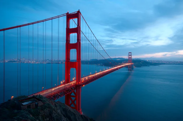 Golden Gate Bridge and an old ruin — Stock Photo, Image