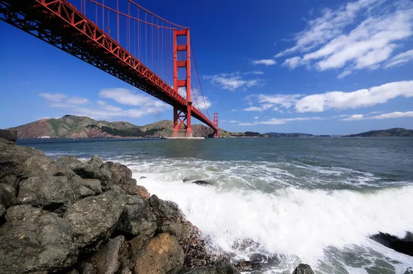 Golden gate bridge en surf op de rotsen — Stockfoto