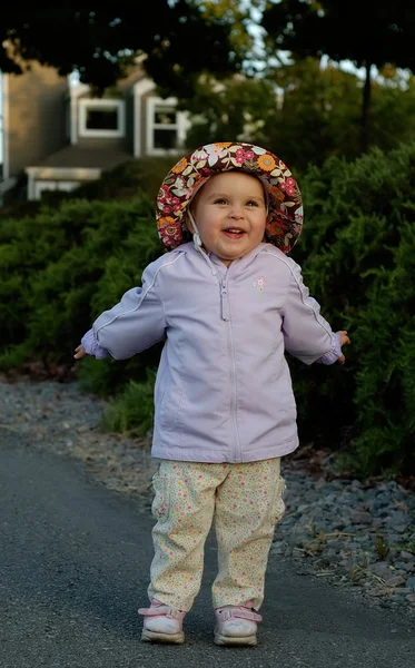 Infant girl goofing around 2 — Stock Photo, Image