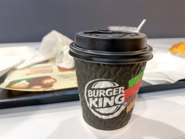 Moskova, Rusya - 12 Ekim 2021: Burger King fast food restoranındaki bir masada kağıt harcanabilir kahve fincanı