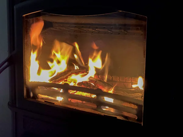Płonący ogień, drewno opałowe w kominku cas żelaza, ogrzewanie domu w zimie — Zdjęcie stockowe