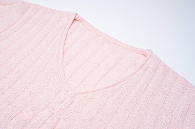 Samimi bir örgü süveter, beyaz arka planda kazak, kış indirimi konsepti..