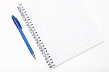 Boş bir spiral defter beyaz masa üzerinde bir kalem, eğitim, eğitim ve planlama konsepti, kopyalama alanı