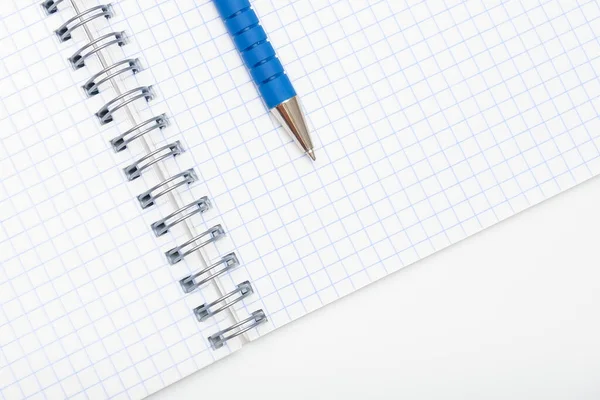 Boş, üzerinde kalem olan spiral bir defter aç, çalış, eğitim ve planlama kavramı, kopyalama alanı — Stok fotoğraf