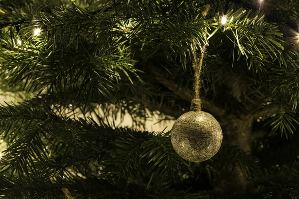 Handgemachtes Weihnachtsspielzeug am Baum — Stockfoto