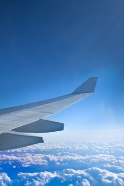 Uçağın haznesi içinde bulutlar