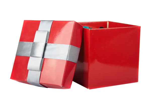Красная коробка и лента на белом фоне — стоковое фото