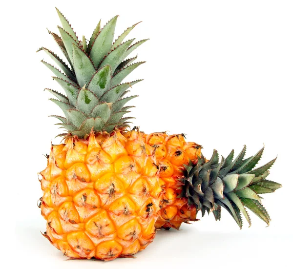 Beyaz üstüne ananas