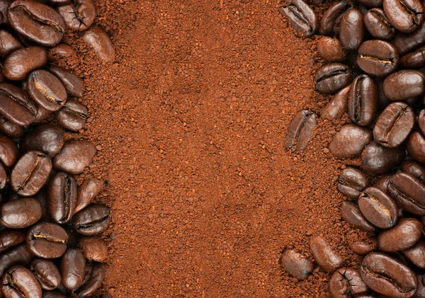 Кофе в зернах и гранулированный растворимый кофе — стоковое фото