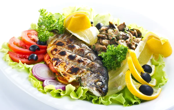 Gegrilde forel met limoen en salade — Stockfoto