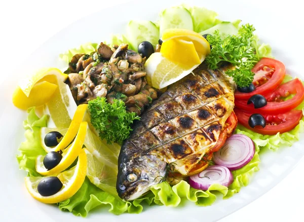 Gegrilde forel met limoen en salade — Stockfoto