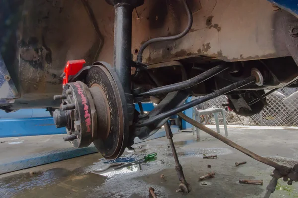 Rem schijf en gebruikte auto breken detail met band verwijderd — Stockfoto