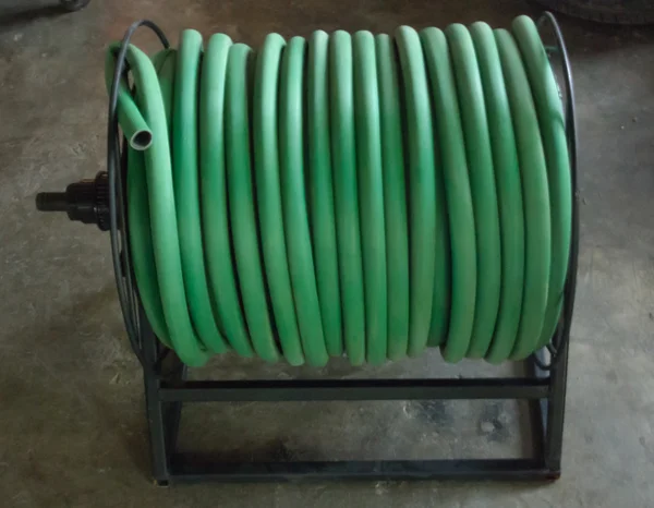 Irrigazione giardino tubo sulla bobina — Foto Stock
