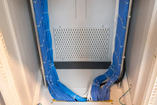 Tutup Serat Optik Ruang Server Kabel Jaringan Dipasang Rak — Stok Foto