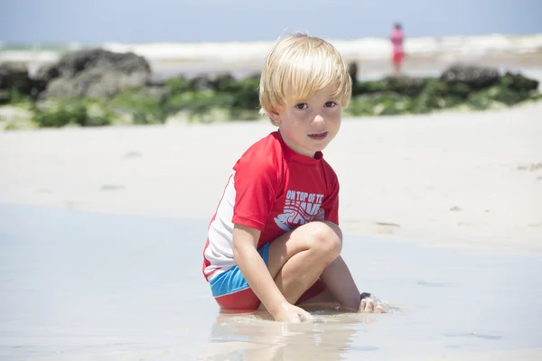 Söt pojke på stranden — Stockfoto