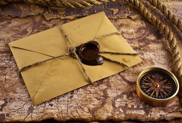 Kompass och ett gammalt brev på grunge bakgrund — Stockfoto