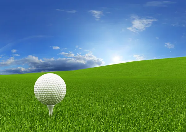 Golfový míč na zelené trávě (3D vykreslování ) — Stock fotografie