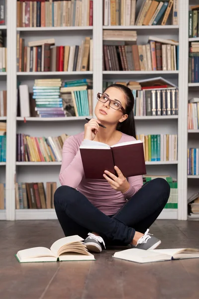 Jeune femme se préparant aux examens . — Photo