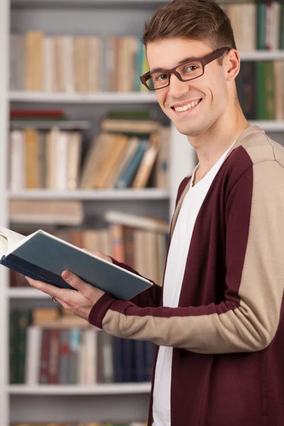 Student w bibliotece. — Zdjęcie stockowe