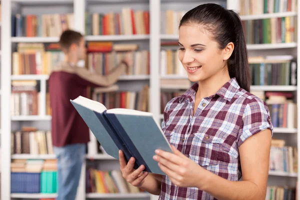 Students in library. — Stock Photo, Image