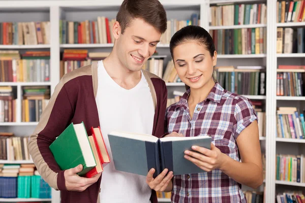 Glad ung kvinna och man läser bok — Stockfoto