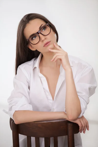 Young woman holding her hand on chin — Stockfoto