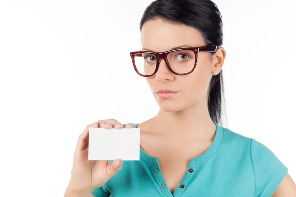 Mujer joven en gafas con tarjeta de visita — Foto de Stock