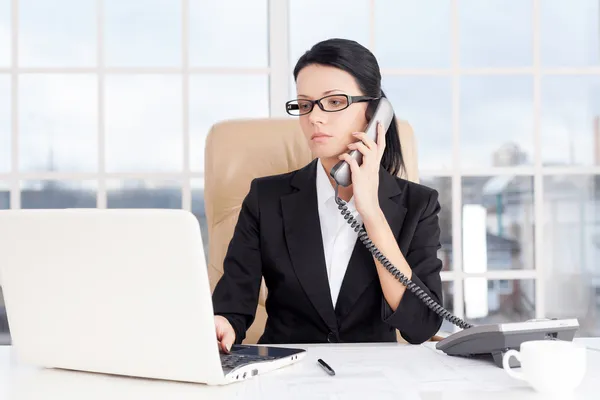 Geschäftsfrau bei der Arbeit — Stockfoto