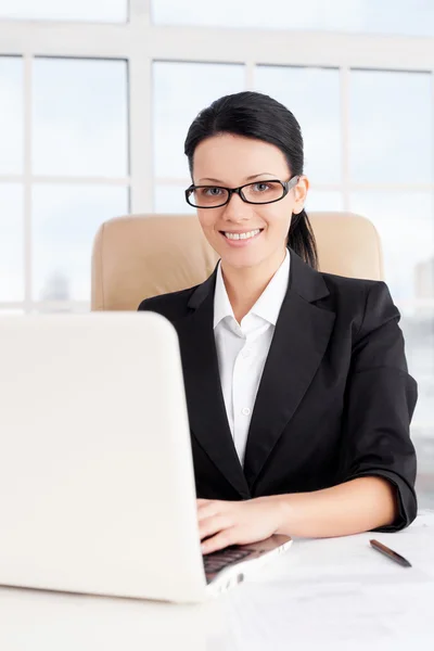 Affärskvinna med hjälp av dator — Stockfoto
