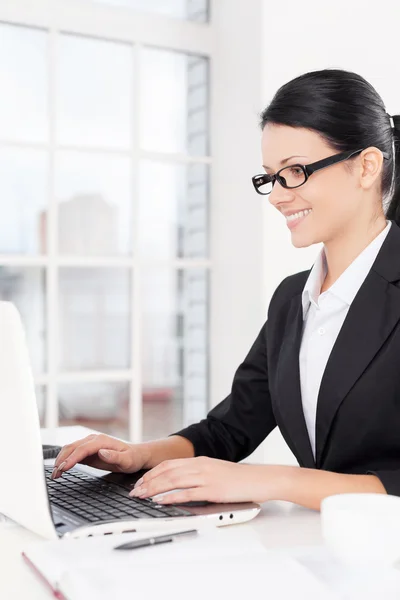 Geschäftsfrau bei der Arbeit — Stockfoto