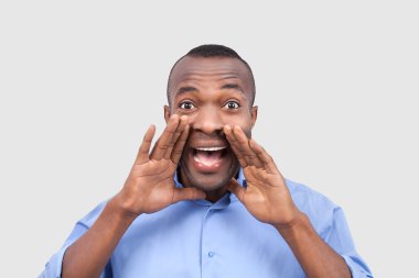 Afrikalı adamın ağız ve bağırarak elele