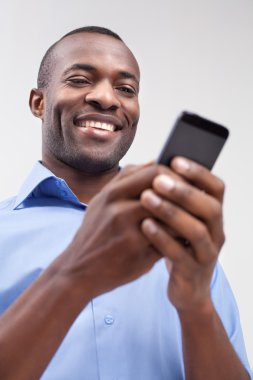 cep telefonunuzda yazarak ve gülümseyerek siyah adam