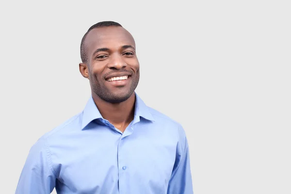 Jovem negro sorrindo para a câmera — Fotografia de Stock