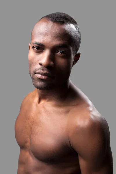 Африканский мужчина без рубашки смотрит в камеру — стоковое фото