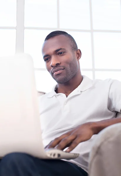 컴퓨터를 사용 하 여 젊은 아프리카 남자 — 스톡 사진