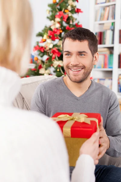 Hombre recibiendo una caja de regalo de su novia — Foto de Stock