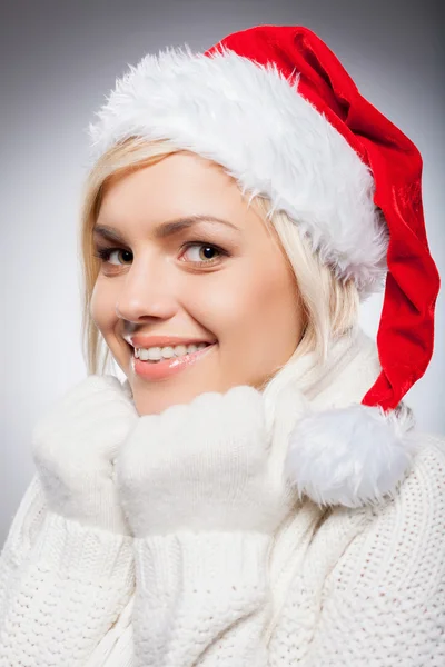 Mädchen mit Weihnachtsmütze. — Stockfoto