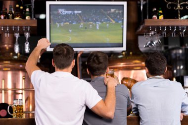 bir futbol maçı izlerken