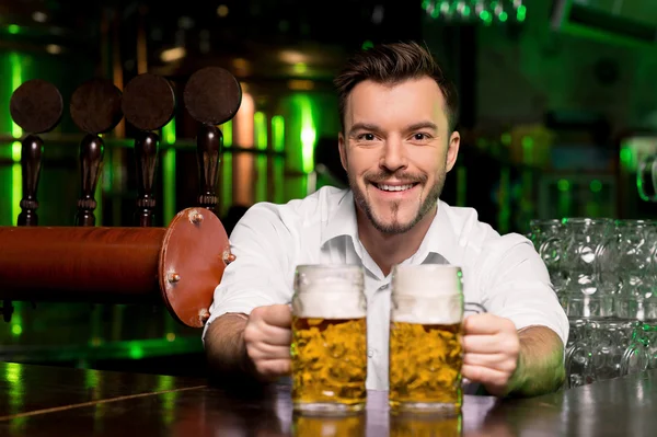 Barman esticando canecas — Fotografia de Stock