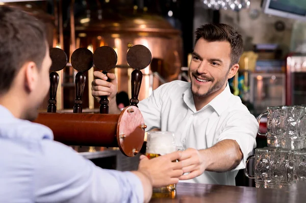 Barman geven bier — Stockfoto