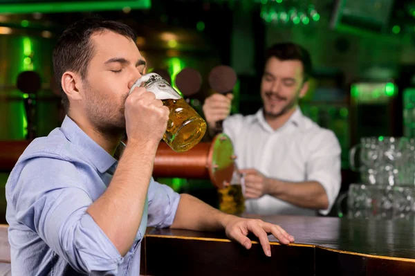 Beber cerveza recién sacada — Foto de Stock