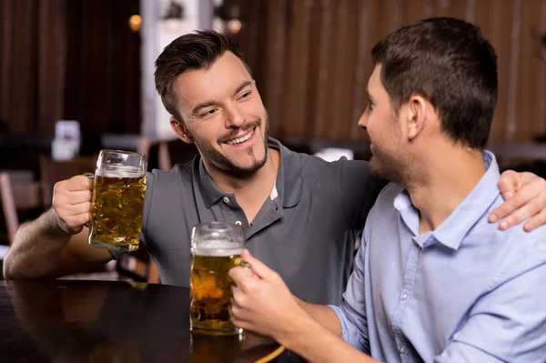 Relaxing in beer pub — Stock Photo, Image